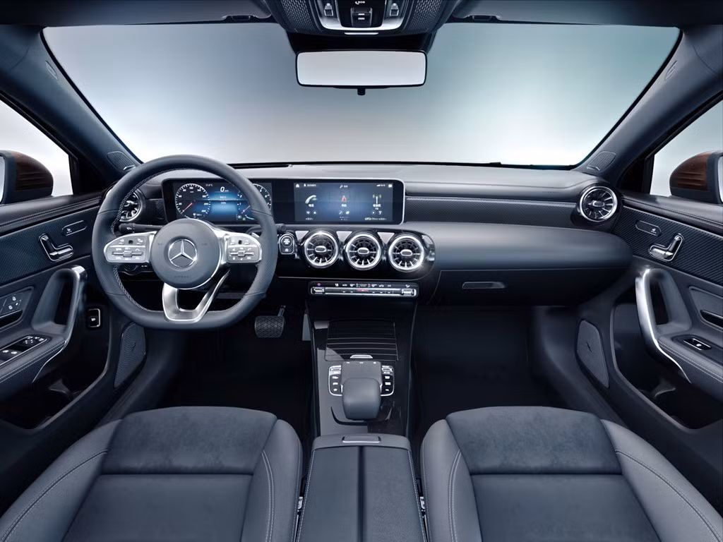 Phần đầu có nhiều nét tương đồng với CLA nhưng khi nhìn ngang, A-Class L Sedan cho thấy mình mang tính ''sedan'' nhiều hơn CLA với thân xe dài hơn, mui sau không bị lai với coupe. Bạn có thể tùy chọn vành đúc thiết kế khác nhau với đường kính 16-19 inch .