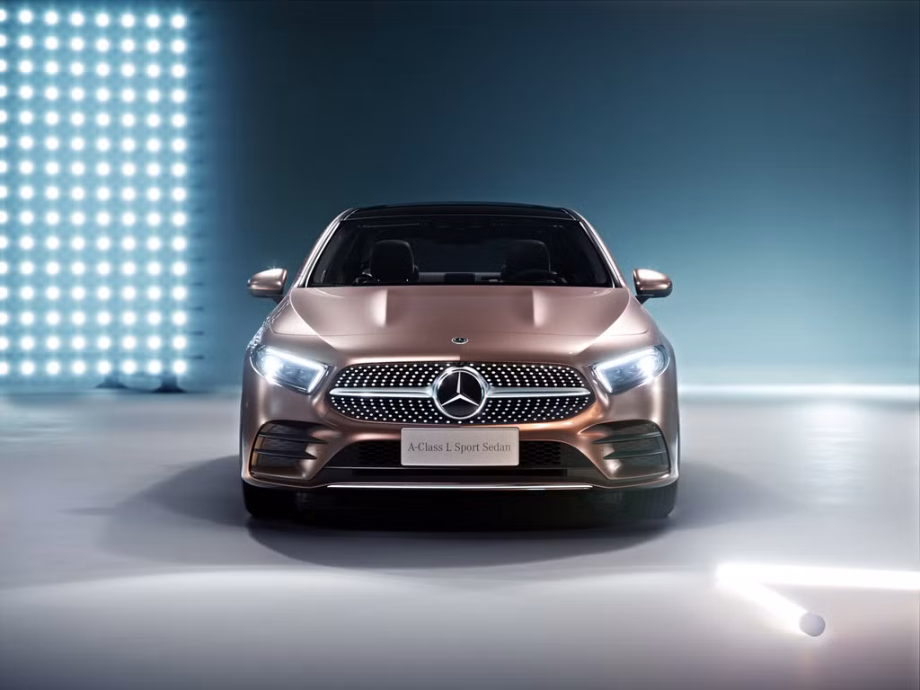 Hiện tại, A-Class L Sedan chỉ được trang bị động cơ 4 xy-lanh 1.3 lít tăng áp sản sinh công suất 136 mã lực hoặc 163 mã lực. Sau đó, chiếc xe sẽ được bổ sung thêm bản động cơ 4 xy-lanh 2.0 lít tăng áp cho công suất 190 mã lực. Đi kèm là hệ dẫn động cầu trước và hộp số tự động ly hợp kép 7G-DCT.