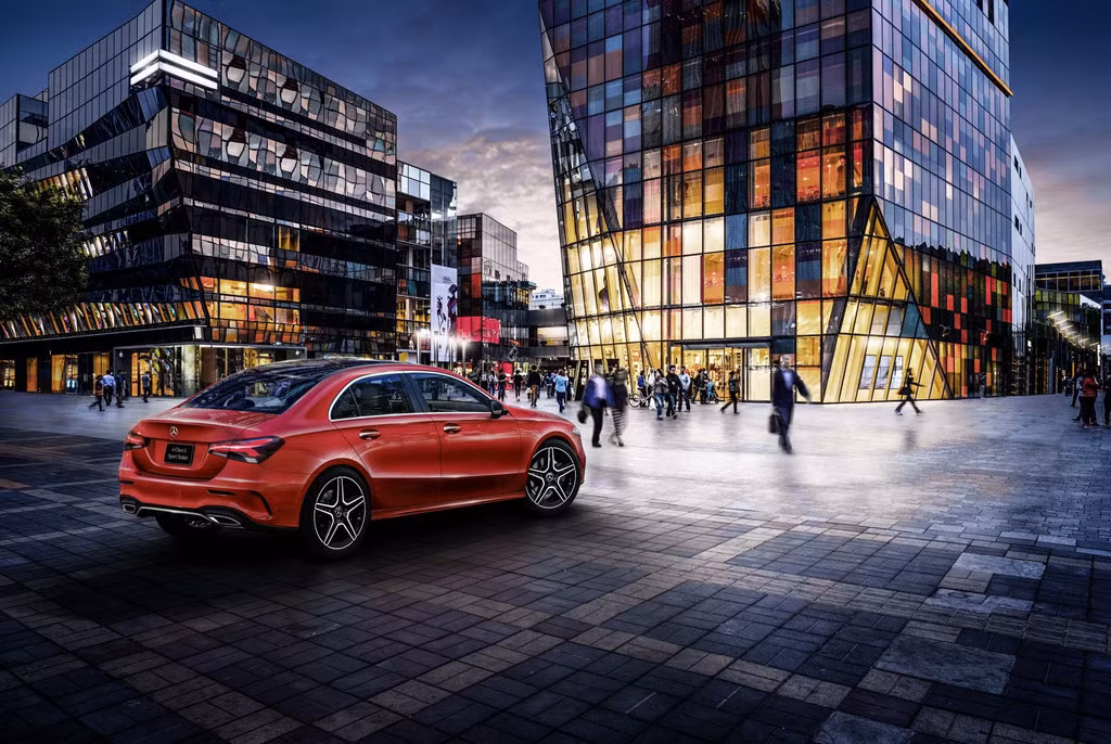 Với tên gọi A-Class L Sport Sedan, phiên bản mới của A-Class mang cảm hứng từ thiết kế của CLS-Class và công nghệ của S-Class. Ký tự ''L'' cho thấy Mercedes không chỉ thêm cửa mà còn kéo dài trục cơ sở của A-Class.