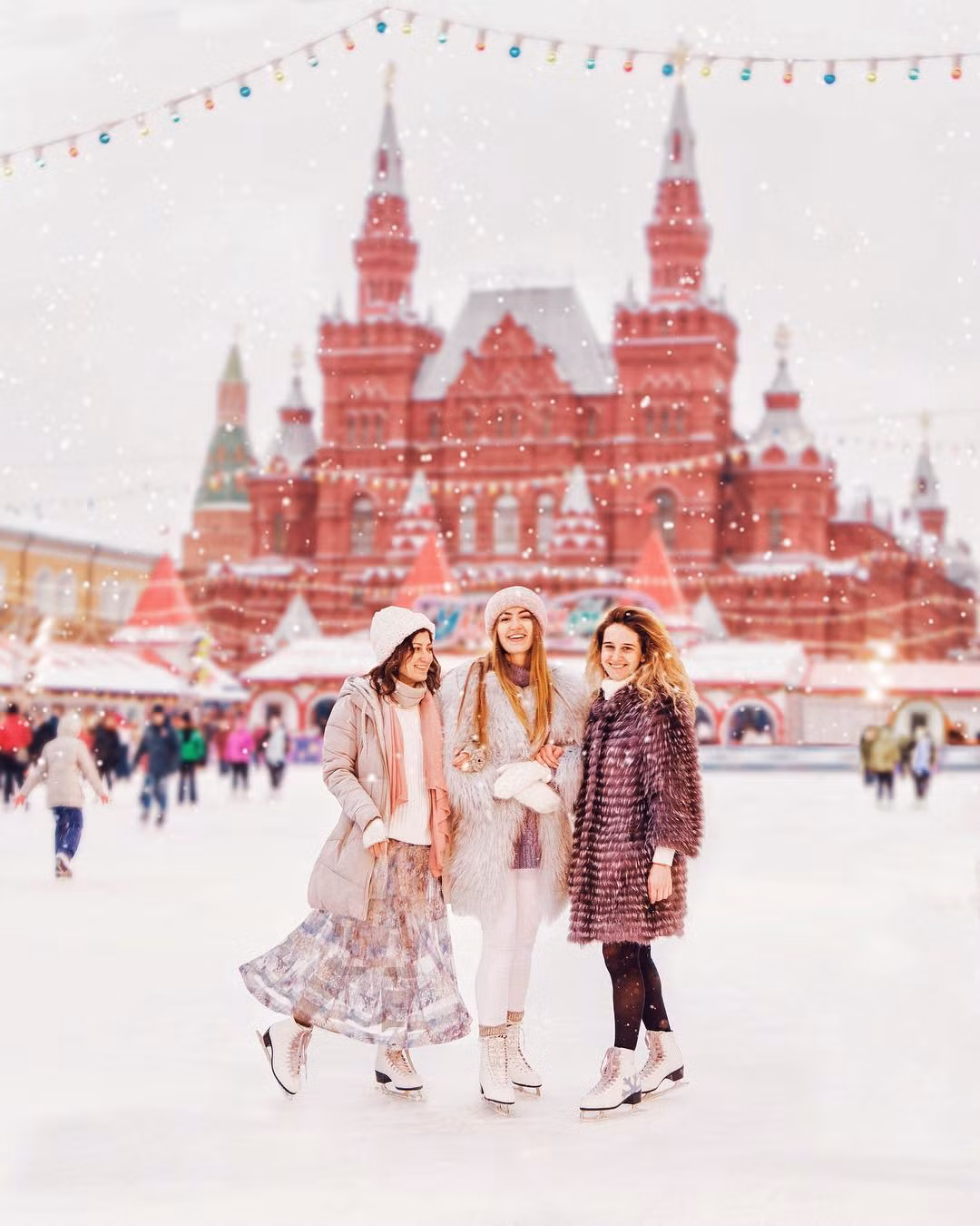 Moscow (Nga): Nga là một trong những quốc gia có mùa đông khắc nghiệt trên thế giới. Có những năm, thủ đô Moscow phải hứng chịu đợt lạnh xuống tới âm 50 độ C, băng tuyết phủ kín, khiến các phương tiện giao thông khó di chuyển. Thời điểm hiện tại, nhiệt độ tại thủ đô nước Nga vào khoảng âm 5 đến âm 15 độ C, không quá lạnh để khách du lịch tham gia các hoạt động mùa đông tại một số địa điểm nổi tiếng như quảng trường Đỏ, cung điện Kremlin... Ảnh: Alll_msk, Evachug.