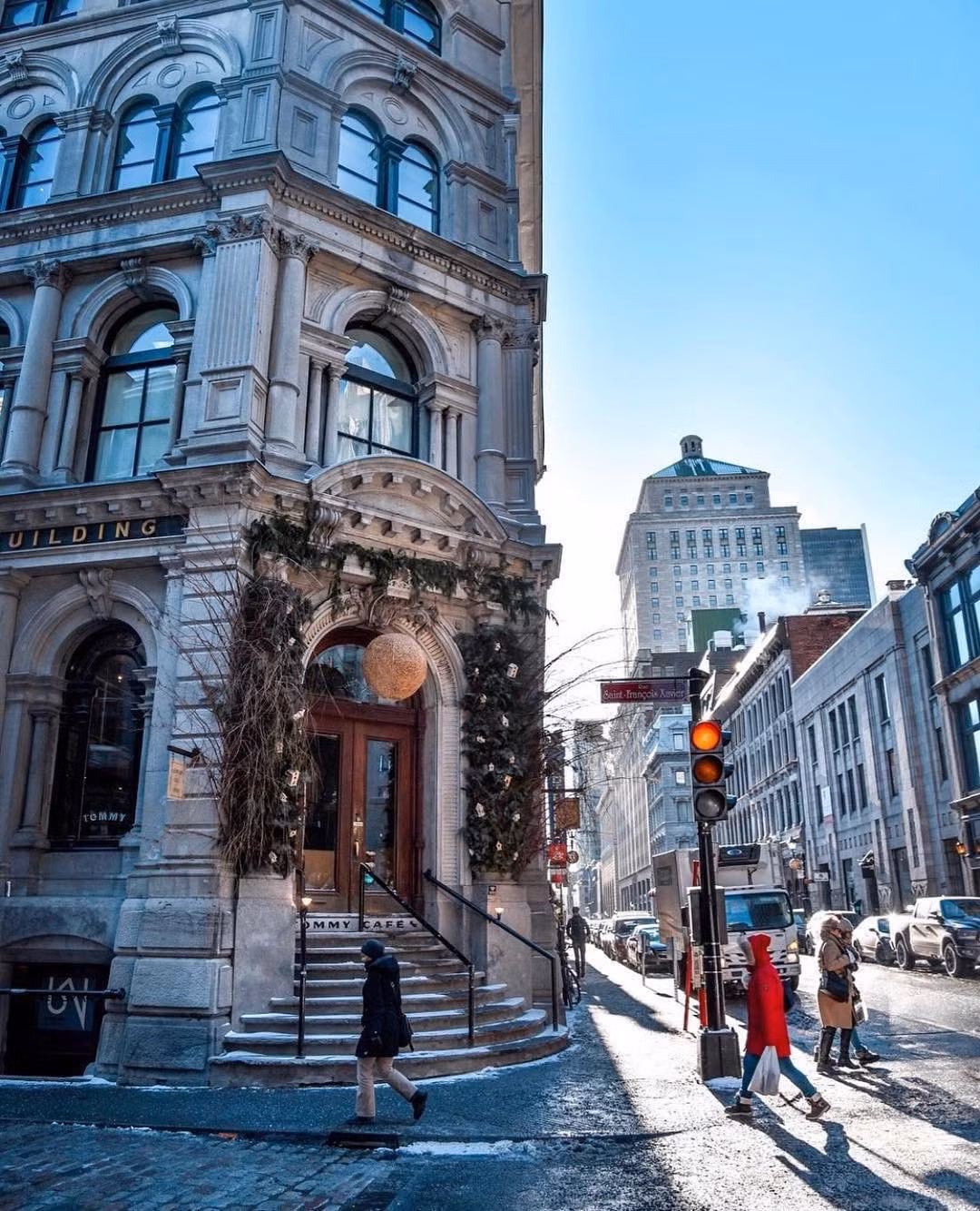 Quebec, Canada: Thành phố Quebec luôn là trung tâm của các lễ hội mùa đông lớn tại Canada. Để xua tan không khí ảm đạm trong mùa giá lạnh, nhiều hoạt động mùa đông được tổ chức tại Quebec, hấp dẫn du khách và dân địa phương như điêu khắc băng, đua ca nô, trưng bày tác phẩm nghệ thuật sắp đặt, các buổi hòa nhạc đường phố... Vào mùa đông, các lễ hội thu hút khoảng hơn 1 triệu khách du lịch ghé thăm Quebec. Ảnh: Livemontreal, Montrealworld.