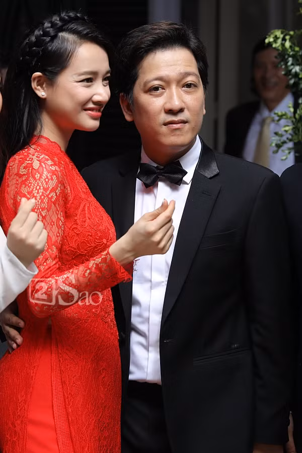 Mất công che chắn nhưng những hình ảnh này đã tố cáo Nhã Phương đang mang thai con đầu lòng cho Trường Giang. Một số ý kiến cho rằng, do nữ diễn viên sở hữu vóc dáng nhỏ nhắn nên ở những tháng đầu của thai kỳ vẫn chưa lộ rõ bụng bầu.