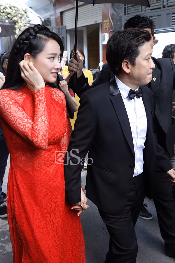 Ở những tấm hình chưa qua chỉnh sửa, có thể thấy vòng 2 của mỹ nhân họ Trần lớn hơn so với bình thường. Điều này càng có cơ sở để người hâm mộ khẳng định cô đang mang thai con đầu lòng cho danh hài xứ Quảng.