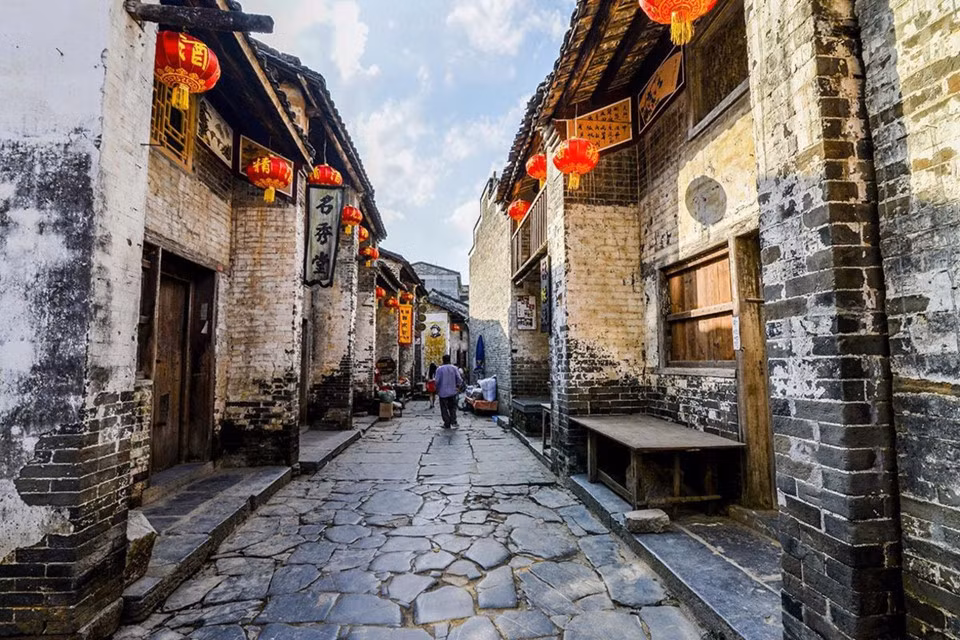 Hoàng Diêu (Quảng Tây): Cổ trấn nằm giữa núi non hùng vĩ này được xây dựng cách đây khoảng 900 năm. Đến nay, các ngôi nhà cổ vẫn còn được bảo tồn tốt. Đặc biệt, người dân nơi đây rất hiền hòa và hiếu khách. Ảnh: Trover.