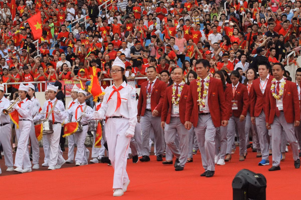 Sự xuất hiện của các vận động viên vừa trở về từ Asiad 2018 đã làm nóng không khí tại SVĐ Mỹ Đình, hàng ngàn người hâm mộ đã reo hò khắp khán đài.