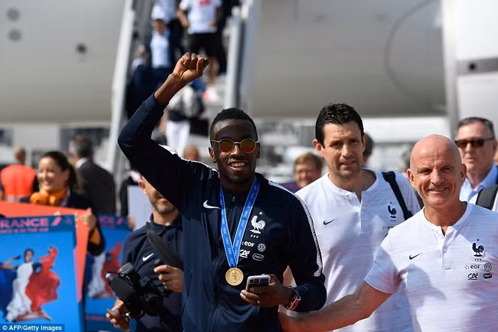 laise Matuidi đeo huy chương vàng World Cup 2018 trên cổ.
