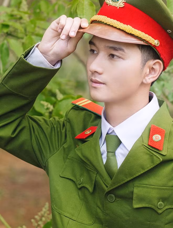 Chang canh sat co dong cao 1,8 m muon ket nhieu ban tren mang xa hoi-Hinh-2