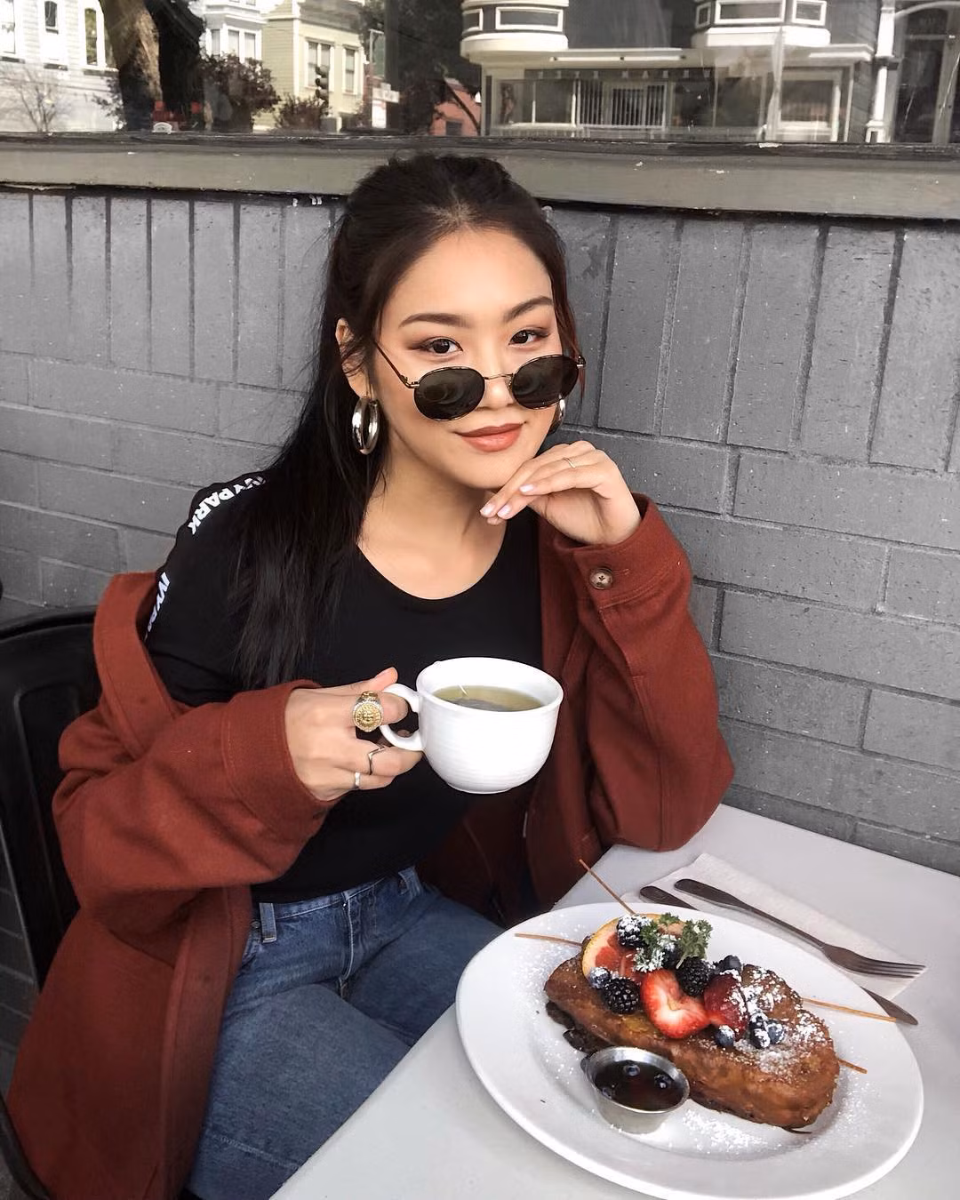 Thảo Nhi (sinh năm 1994, tại Đức). Cô bạn có bố mẹ là người Việt, Thảo Nhi cho biết bức ảnh của mình xuất hiện trên hội Rich Kids được chụp hồi năm ngoái, trong một chuyến đi với bạn bè đến Mykonos, Hy Lạp.