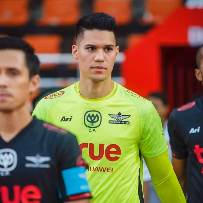  Thủ môn điển trai bắt trận Việt Nam - Philippines Thủ môn Michael Falkesgaard (27 tuổi) gây chú ý với người hâm mộ khi sở hữu vẻ đẹp lai và chiều cao nổi bật 1,91 m.