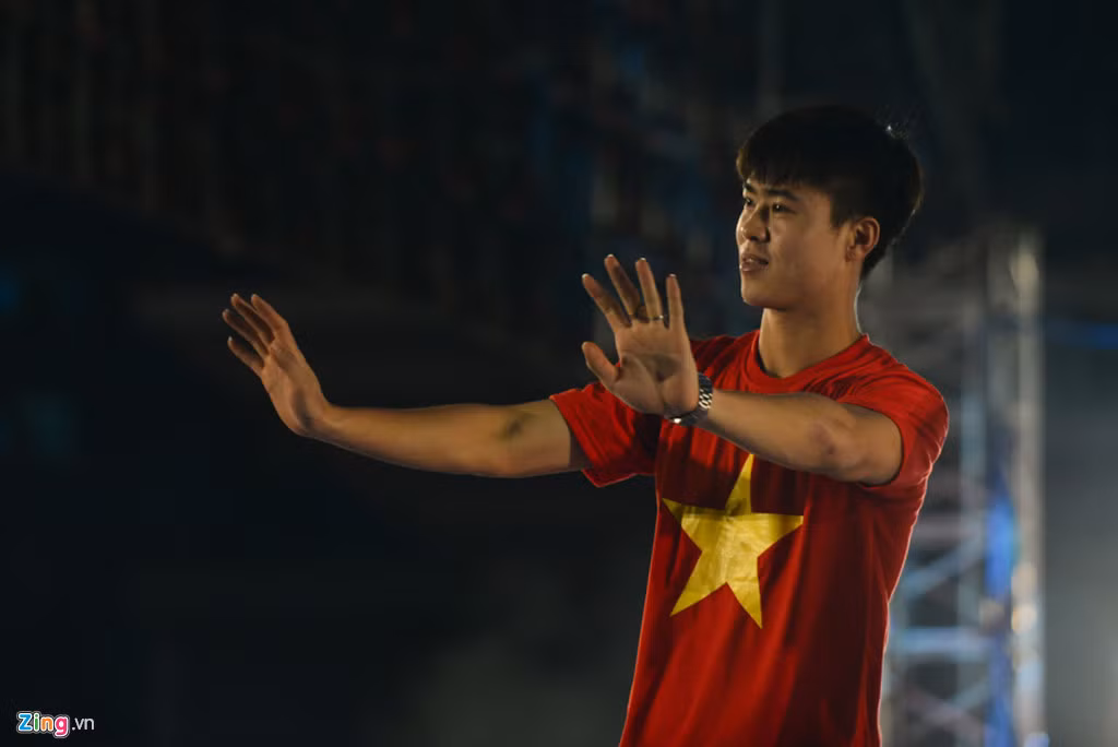 Là cầu thủ trẻ hay nhất V.League 2015, đá chính dưới 3 triều đại gần nhất ở tuyển Việt Nam, Đỗ Duy Mạnh là ngôi sao lớn nhất của lứa 1996. Mạnh lẽ ra có thể trở thành đội trưởng U22 Việt Nam tại SEA Games tới. Nhưng quyết định mới đây từ AFF đã khiến giấc mơ SEA Games của Mạnh trở nên dang dở.