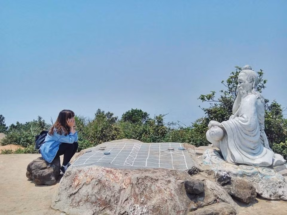 Nằm trên bán đảo Sơn Trà, có độ cao gần 700m so với mực nước biển, đỉnh Bàn Cờ là điểm đến lý tưởng nhất để ngắm toàn cảnh thành phố biển Đà Nẵng. 