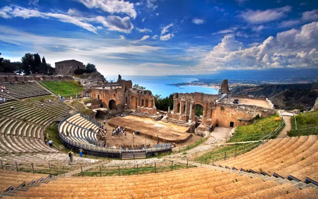 Sicily, Italia: Hòn đảo lớn nhất tại vùng Địa Trung Hải là sự giao thoa giữa các ngôi đền Hi Lạp, nhà thờ Norman và kiến trúc Barôc. Ngoài ra, hòn đảo cũng có phong cảnh đẹp, thời tiết mát mẻ và ẩm thực hấp dẫn.