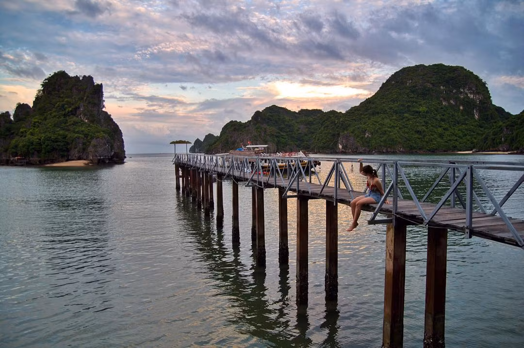 Để đến được đảo Nam Cát, các bạn có thể đi thuyền từ bến Bèo qua làng chài Cái Bèo rồi ra vịnh đi thêm mấy km nữa là đến nơi. Nam Cát nhìn từ xa là một vùng đảo gồm nhiều đảo nhỏ còn nguyên vẹn sự hoang sơ, phủ lên trên là thảm thực vật xanh màu xanh của sự sống