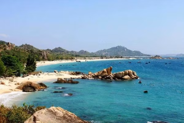 Xung quanh những hòn đảo ấy là mặt nước in bóng mây trời ôm gọn những bãi cát trắng mịn màng, mỗi bãi cát lại tạo nên một bãi tắm riêng biệt, đẹp đến nao lòng.