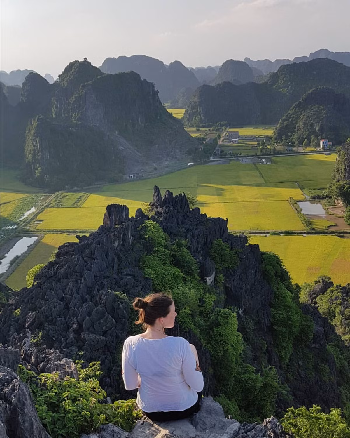 Hang Múa là một trong những địa điểm tuyệt vời được du khách và các bạn trẻ lựa chọn nhiều nhất săn lúa. Chinh phục gần 500 bậc thang lên đỉnh núi Ngọa Long, từ trên cao những con đò như những chấm nhỏ, điểm xuyết trên nền bức tranh dệt bằng đá núi, lúa vàng và dòng nước.