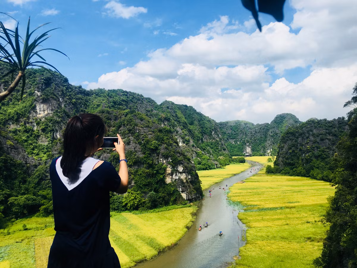 Nếu bạn muốn dừng lại chụp ảnh, hay muốn "săn lúa chín" từ trên cao, bạn nên trao đổi trước với người lái thuyền. Những người lái thuyền có kinh nghiệm sẽ dừng thuyền, tìm chỗ thuận tiện cho bạn leo lên vách núi.