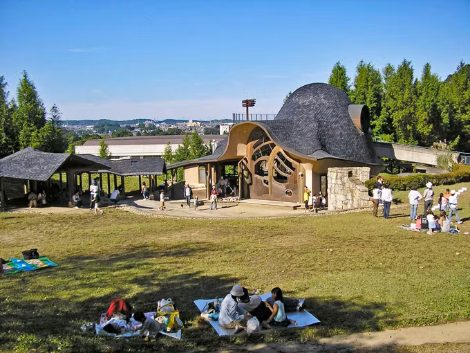Ngoài ra, các gia đình hoặc nhóm bạn cũng có thể mang thức ăn, giấy bạc đến picnic ngay trong khuôn viên công viên mà không phải trả thêm bất kỳ chi phí nào, chỉ cần giữ vệ sinh sạch sẽ. Công viên mở cửa từ 9h sáng đến 5h chiều, đóng cửa vào thứ 2 hằng tuần và các ngày lễ trong năm. Vì thế du khách hãy kiểm tra lịch trước khi đến.
