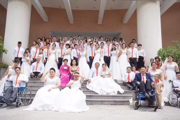 Xuc dong voi le cuoi tap the dep nhu mo cua 41 cap doi khuyet tat