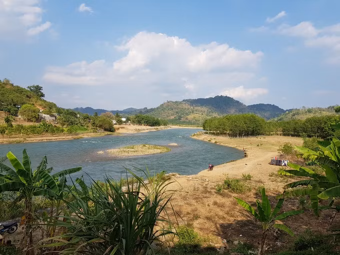 Một địa điểm mới dành cho những người muốn khám phá là Hồ Tiên, nơi có con suối róc rách chảy phía trên cao tạo thành hồ nước nhỏ có thể thoải mái bơi lội. Hồ Tiên nằm khá sâu trong khu rừng của huyện Tánh Linh, tỉnh Bình Thuận.