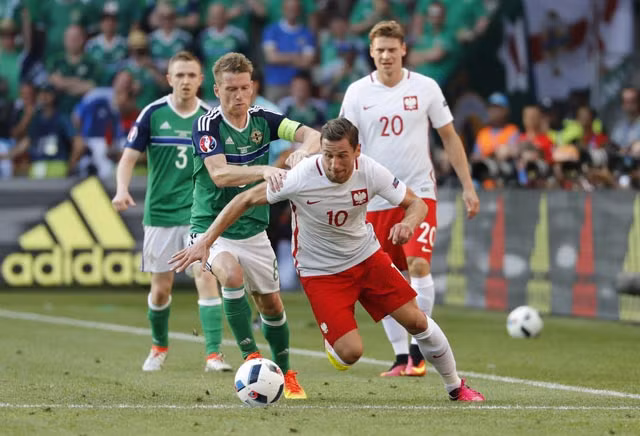Krychowiak (số 10) cùng đồng đội đang hướng tới một thắng lợi trước Senegal