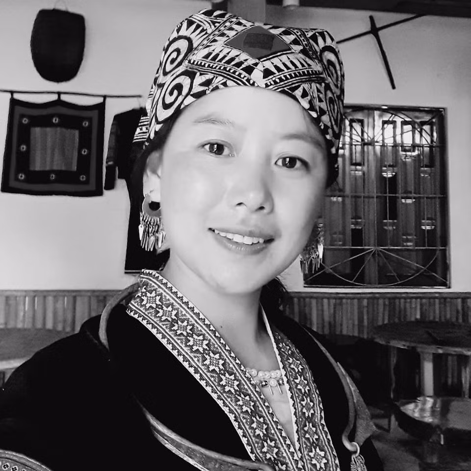 Sùng Y Múa là cô gái người Mông ở bản Hang Kia, xã Hang Kia đã mạnh dạn mở homestay tại bản. Ngôi nhà sàn của Múa giờ là nơi đến của nhiều du khách. Y Múa kể, về với miền sơn cước nhỏ bé này, bạn sẽ cảm nhận được nghề thổ công vốn có từ bao đời này của đồng bào dân tộc Mông nơi đây.