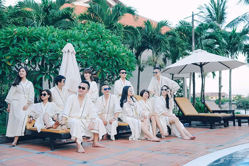 Toàn bộ nhân viên công ty chẳng cần kè kè điện thoại, hay gậy selfie vẫn có cả "rổ'" ảnh đẹp mang về, treo avatar với cover Facebook cả năm không hết.
