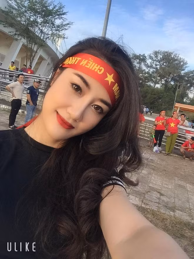 Cô gái mặc một bộ váy liền thân, tay cầm chiếc băng buộc đầu với khẩu hiệu: "Việt Nam vô địch". Sở hữu gương mặt xinh đẹp, nước da trắng mịn, điều đáng chú ý nhất chính là vóc dáng cực chuẩn của cô nàng.