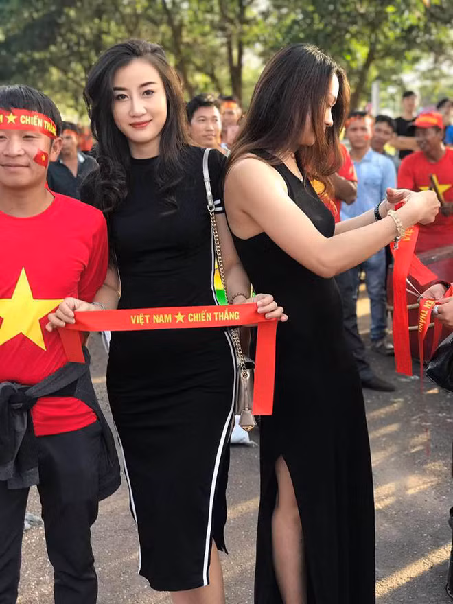 AFF Cup 2018 là giải đấu được rất nhiều CĐV bóng đá quan tâm. Ngoài sự quan tâm đến những trận cầu nẩy lửa, sự cuồng nhiệt của CĐV thì những bóng hồng trên sân cỏ cũng là một trong những điểm sáng trong mắt NHM.