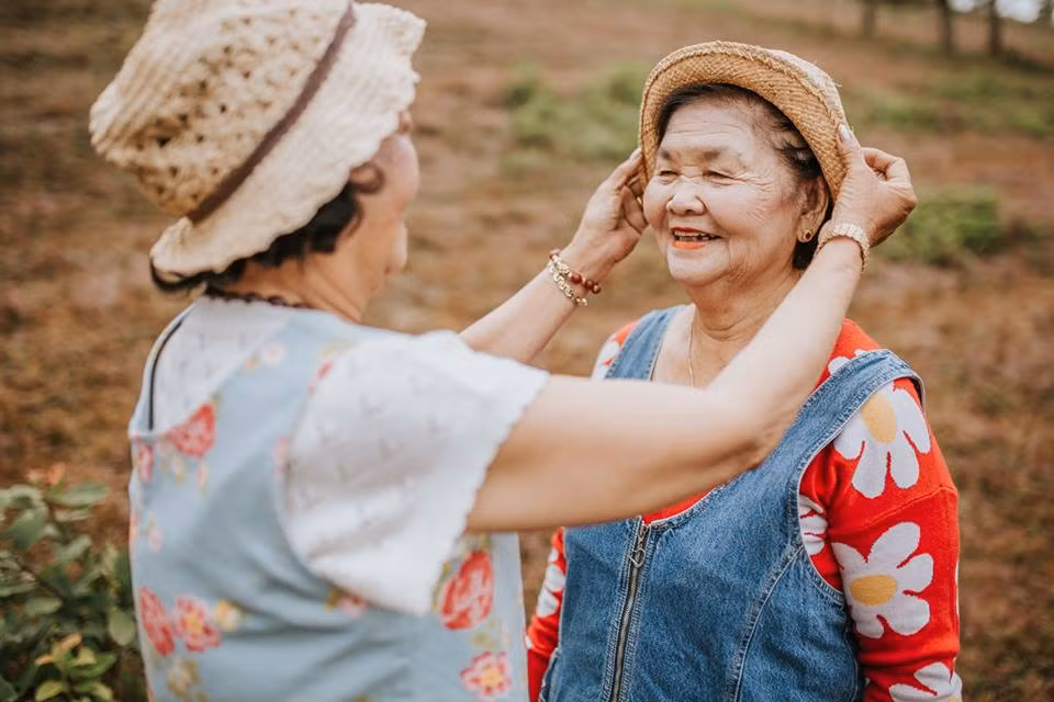 Ai cũng mơ ước có bộ ảnh du lịch Đà Lạt như đôi bạn thân U80 này - Hình 2 Ai cung mo uoc co bo anh du lich Da Lat nhu doi ban than U80 nay-Hinh-2