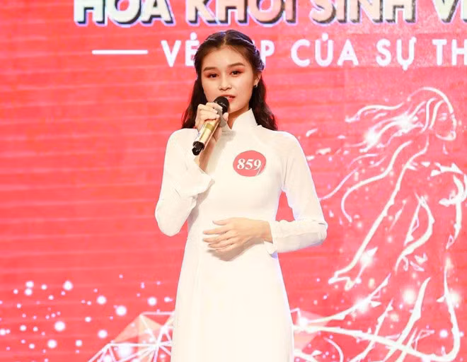 Lê Thị Phương Đoan là sinh viên Đại học Công nghiệp TP.HCM. Cô gái đến từ Đồng Tháp sở hữu vẻ đẹp chân chất, gây ấn tượng bởi giọng nói ngọt ngào và truyền cảm.