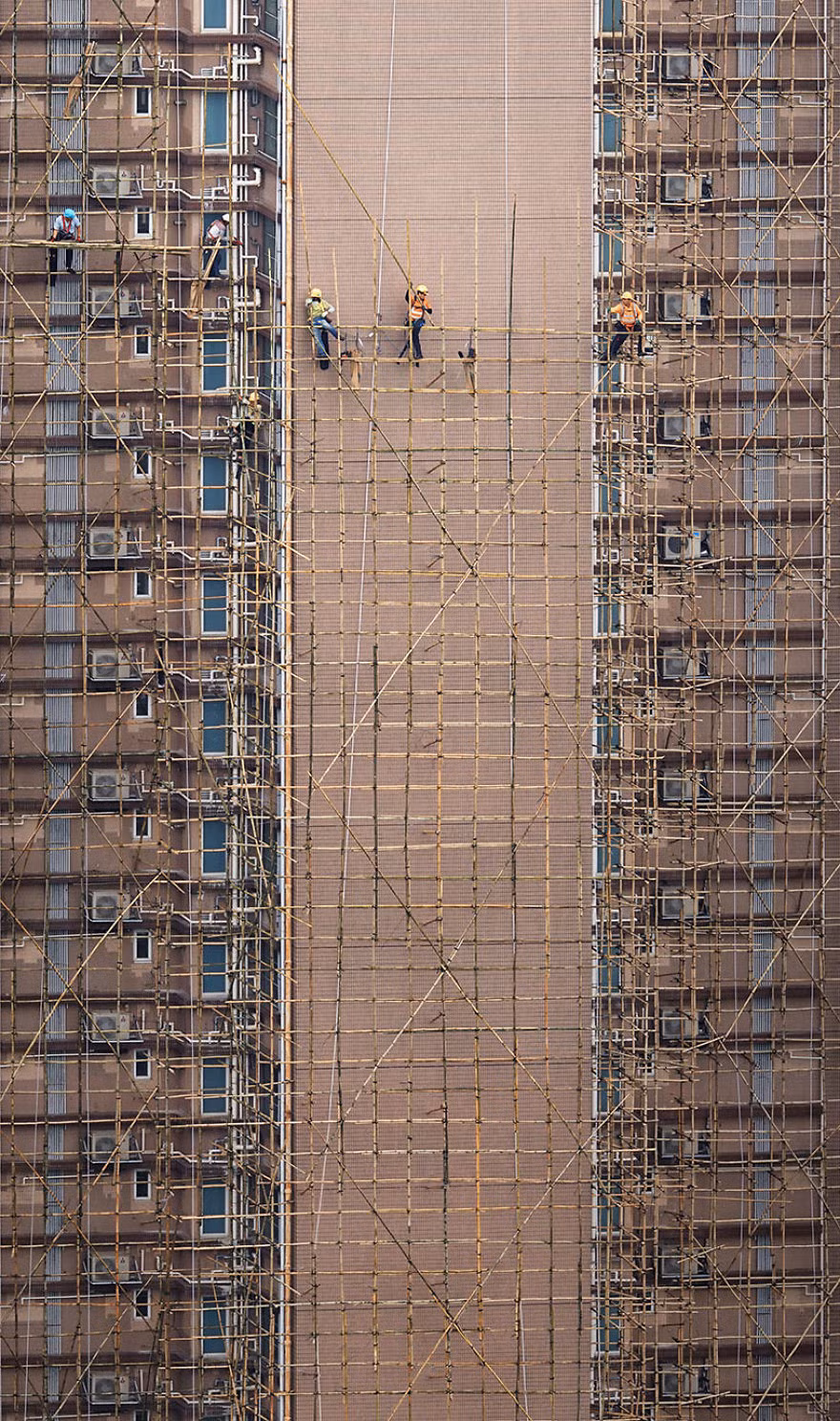 Bamboo Weavers và những công nhân nỗ lực xây giàn giáo bằng tre. Romain Jacquet-Lagreze với nhiều năm sống và làm việc tại Hong Kong đã có những quan sát tinh tế để nhận ra sự đối lập giữa những bản sắc truyền thống và cuộc sống đô thị hiện đại. Tất cả đã được ông thể hiện qua lăng kính của mình.