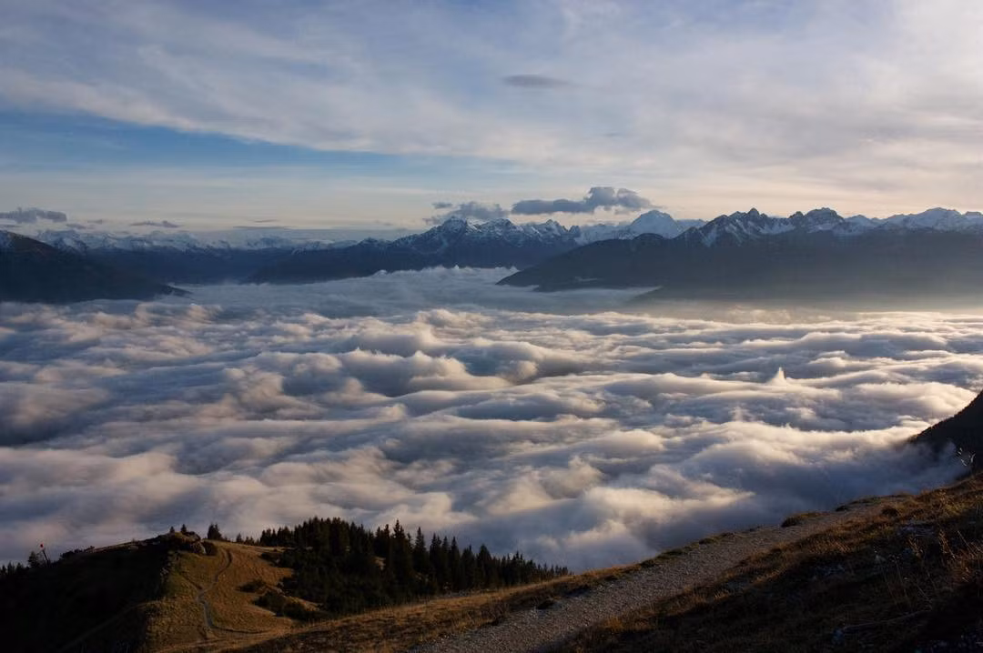 Alps, hệ thống dãy núi lớn nhất và rộng nhất trải dài trên 8 quốc gia châu Âu, không chỉ là địa danh được rất nhiều bạn trẻ yêu du lịch mơ ước khám phá mà còn hấp dẫn các nhiếp ảnh gia trên khắp thế giới bởi khung cảnh biển mây đẹp đến nghẹt thở.
