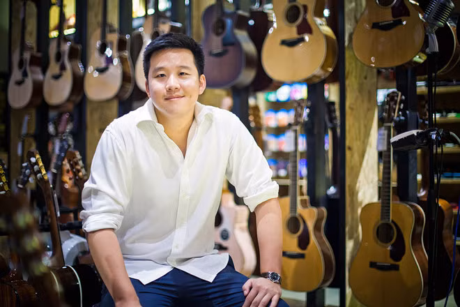 Thiếu gia Kuok Meng Ru (30 tuổi) là con trai thứ 2 của tỷ phú giàu thứ 8 Singapore (theo thống kê của Forbes năm 2017), Kuok Khoon Hong. Ông là chủ tập đoàn Wilmar International - "đế chế" lớn trong lĩnh vực nông nghiệp ở châu Á và nhà sản xuất dầu cọ lớn nhất thế giới. Ông Kuok Khoon Hong còn sở hữu doanh nghiệp trong các lĩnh vực đường, phân bón, khách sạn và công ty kho vận. Năm 10 tuổi, Meng Ru được gửi tới trường nội trú ở Anh. Sau đó, 8X tốt nghiệp ngành Toán tại ĐH Cambridge. Sau khi trở về nước, Kuok Meng Ru từ chối nối nghiệp cha để gây dựng đế chế riêng. Ảnh: Getty.