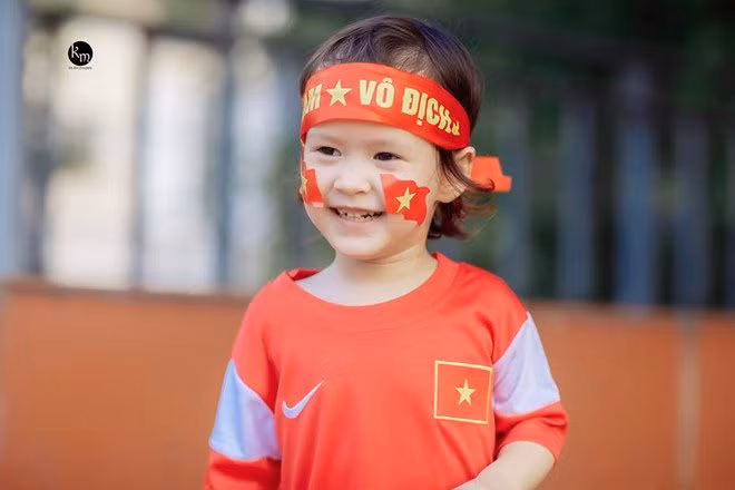 Dù độ tuổi còn rất bé, chưa có quá nhiều hiểu biết về bóng đá, nhưng Bảo Quyên lại tỏ ra rất thích thú trước mỗi trận bóng, đặc biệt, cô bé rất hâm mộ tuyển thủ Lương Xuân Trường.