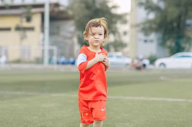 Mẹ của cô bé cho hay: “Mỗi lần nhìn thấy hình ảnh của tuyển thủ Lương Xuân Trường bé đều cười rất tươi và chăm chú nhìn mãi không thôi”. Phó nháy chụp cho bé cũng ngạc nhiên: "Không hiểu sao cứ thấy hình của cầu thủ Lương Xuân Trường, bé lại hôn tới tấp?".