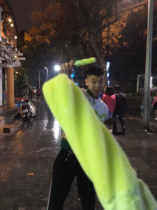 Dù ăn kem nhưng Hoài Việt không thể ngửi thấy mùi bạc hà.