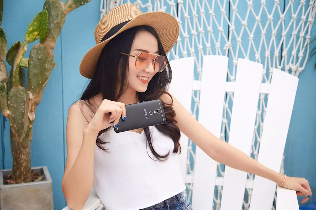 Bên cạnh việc học, Á khôi xinh đẹp Mỹ Hạnh còn làm thêm nghề PG (Promotion Girl) event. Đây không là nghề chỉ dành cho các bạn nữ có ngoại hình và chiều cao, mà còn phải siêng năng, khéo léo và biết giao tiếp.
