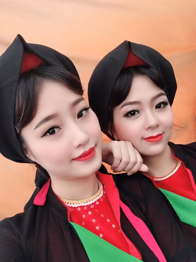 Những cô gái xinh đẹp yêu mến làn điệu dân tộc. Ảnh: FBNV.