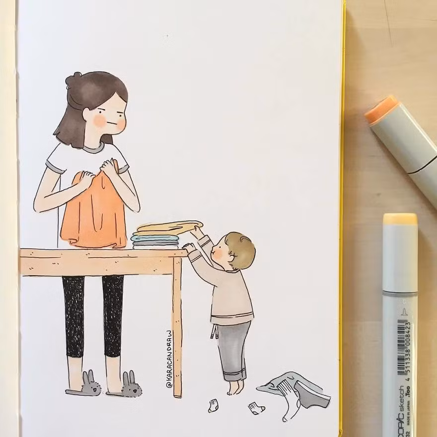 Em bé lúc nào cũng cố gắng ”giúp đỡ” mẹ.