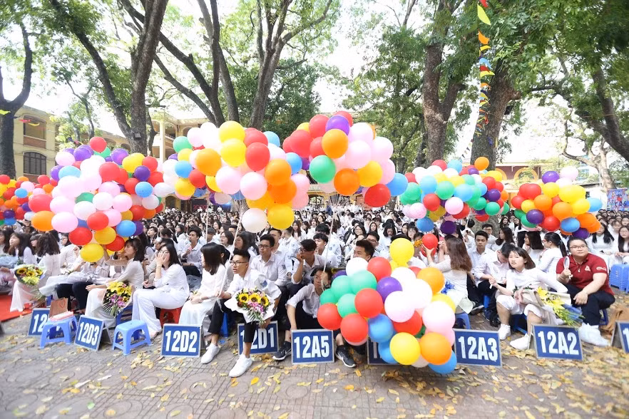 Sáng nay 22/5, Trường THPT Phan Đình Phùng (Hà Nội) tổ chức lễ bế giảng năm học 2017-2018. Đây cũng là lễ chia tay với học sinh lớp 12. Đã có những cái nắm tay, những cái ôm thật chặt và có cả nhiều giọt nước mắt trước lúc chia tay.