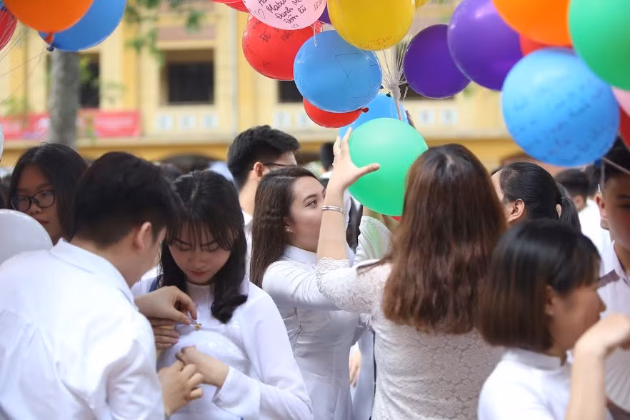 Trước giây phút chia tay, các bạn học sinh đã tranh thủ ghi lại những bức hình cùng những người bạn thân yêu của mình.