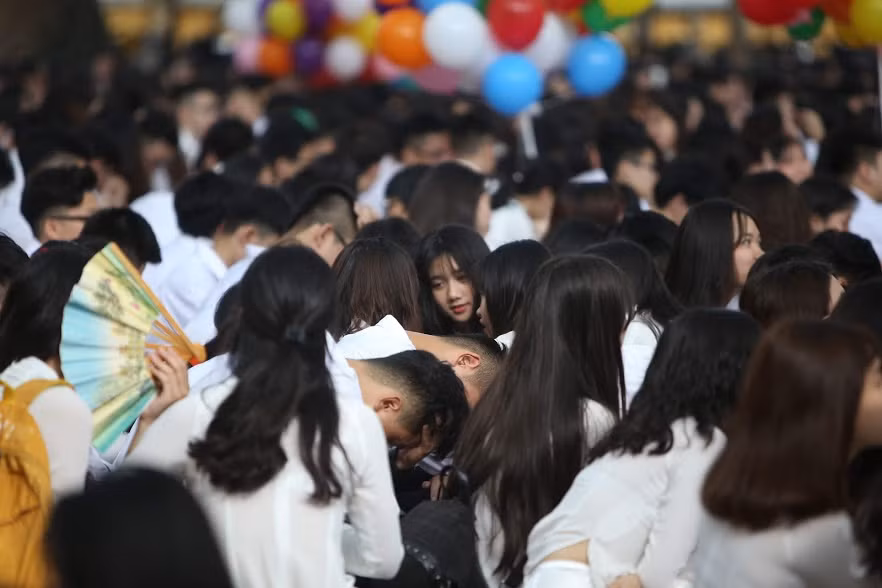 Những nụ cười, những lời chúc thi đỗ đạt, những giọt nước mắt chia xa mái trường dấu yêu là những cung bậc ngập cảm xúc tràn sân trường THPT Phan Đình Phùng trong ngày bế giảng