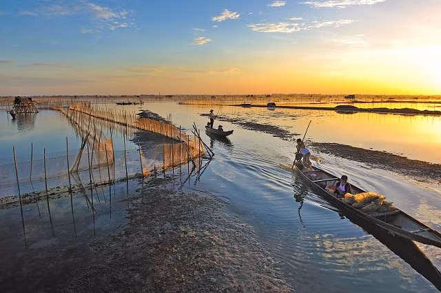 Đầm phá nước lợ lớn nhất Đông Nam Á, nơi mà trước khi đổ ra cửa biển Thuận An, ba sông lớn là sông Ô Lâu, sông Hương và sông Bồ rủ nhau “hẹn hò” ở đó. Vì thế đầm phá Tam Giang không chỉ có hệ thống sinh thái đa dạng về màu sắc mà còn mang tính “biểu tượng” về môi trường sinh thái của Thừa Thiên Huế xưa và nay.