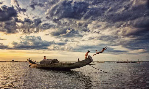 Đến với Phá Tam Giang, du khách được chiêm ngưỡng vẻ đẹp ảo diệu của vùng đầm phá rộng lớn lúc bình mình và khi chiều tà. Vẻ đẹp khó cưỡng nhất của đầm phá Tam Giang là lúc khoác lên chiếc áo vàng óng ánh của bình mình, khi những tia nắng đầu tiên bắt đầu “hé nở”.