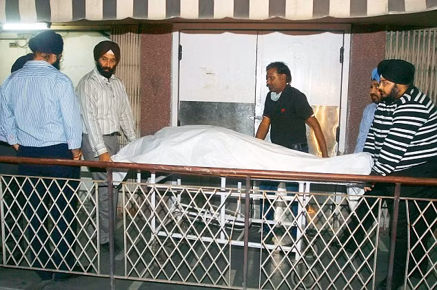 Thi thể ông Gurdeep Singh Chadha được đưa đi khám nghiệm