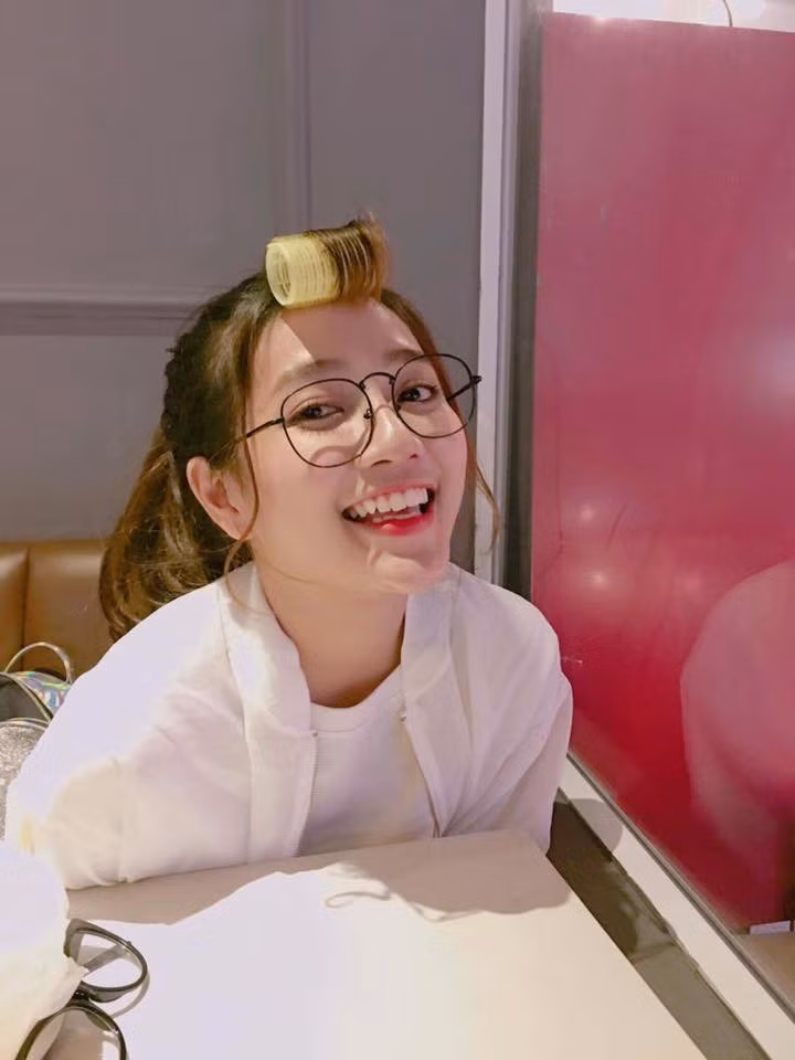 Cô gái xinh xắn được hé lộ là Nguyễn An Vy, cựu học sinh của trường THPT Chuẩn quốc gia Võ Trường Toản. An Vy không phải là cái tên mới lạ với teen Sài Gòn, đặc biệt là fan của kênh FAPTV.