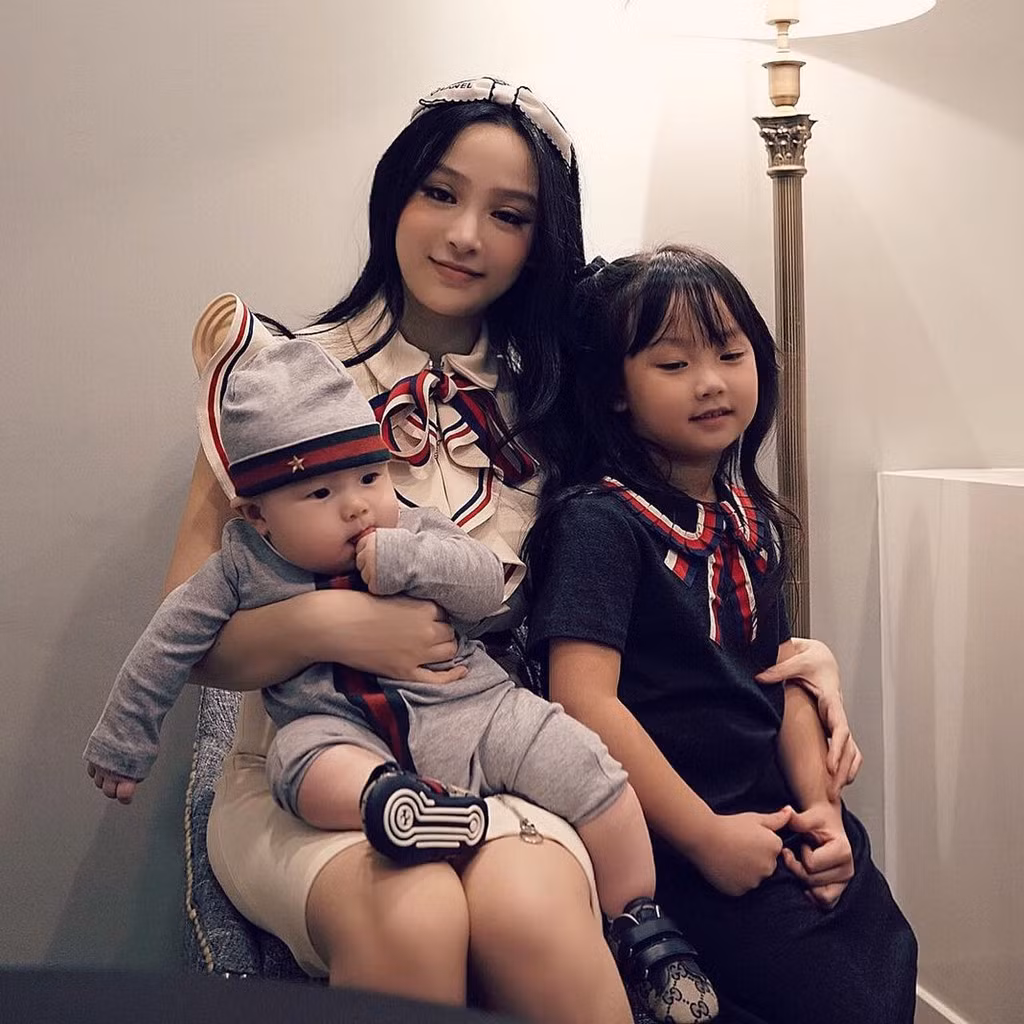 Bé Củ Cải (5 tuổi) là con gái lớn nhà Huyền Baby và ông xã Quang Huy. Củ Cải càng lớn càng được khen xinh xắn và nữ tính. 