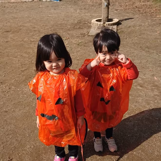 Tại nhiều nước, Halloween là dịp lễ chủ yếu dành cho trẻ em. Với sự hồn nhiên và đáng yêu của mình, các cô nhóc, cậu nhóc luôn biết cách gây ấn tượng với trang phục độc đáo và hài hước. Halloween dường như cũng bớt rùng rợn mà trở nên vui nhộn hơn thông qua những bộ đồ sặc sỡ, ngộ nghĩnh. Ảnh: @Miller Time, @momoandtwins, @acchan3939.