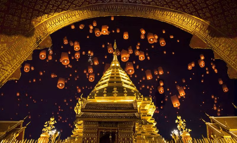 Sau Tết truyền thống Songkran, lễ hội hoa đăng được người Thái Lan coi là sự kiện lớn thứ hai trong năm. Lễ hội này thường diễn ra vào tháng 11 dương lịch. Hội hoa đăng ở Thái chia làm hai lễ hội chính là Loy Krathong và Yee Peng. Loy Krathong là lễ hội thả đèn hoa đăng trên sông, được tổ chức trên toàn đất Thái. Còn Yee Peng là hội thả đèn trời, thường chỉ tổ chức ở một số tỉnh Bắc Thái, trong đó Chiang Mai là nơi tổ chức chính. Ảnh: Cao Quyền Linh.