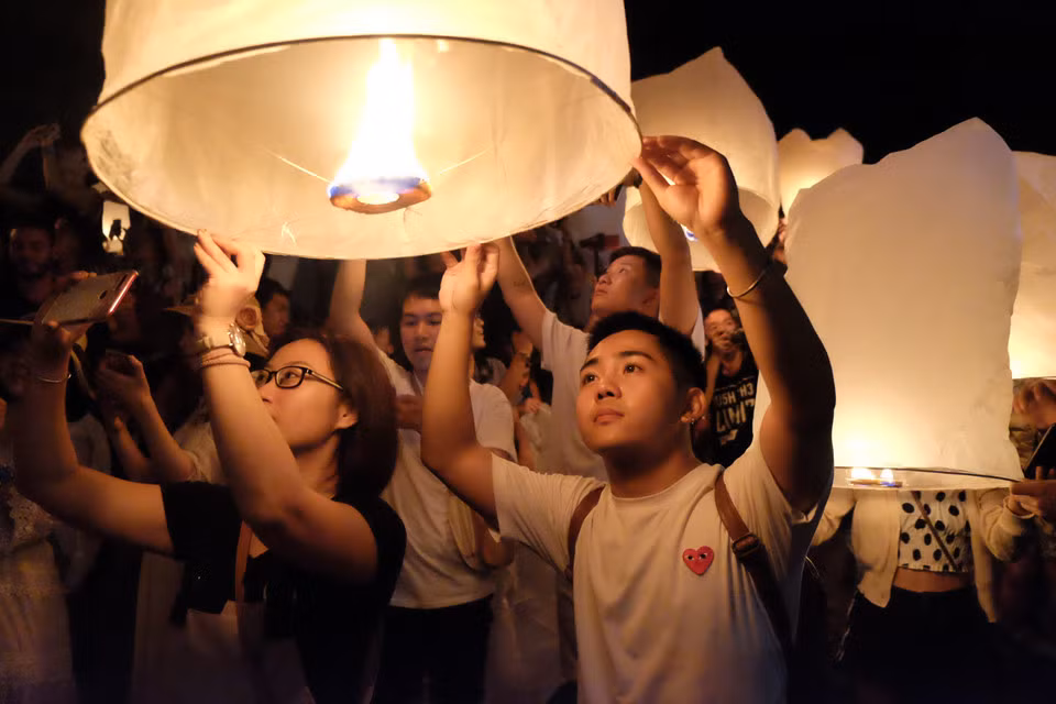Lễ hội đèn trời được xem là ngày lễ đáng mong chờ nhất trong năm, thu hút đông đảo lượng khách du lịch quốc tế đến Chiang Mai. Bạn Trần Lê Ngọc Thắng (Hà Nội) cho biết: "Mình may mắn đến Chiang Mai vào đúng dịp lễ hội thả đèn trời. Tuy lúc lễ hội diễn ra, sân thả đèn đông nghịt người, mình vẫn cảm thấy rất mãn nguyện khi được tự tay thả những chiếc đèn ghi lời ước nguyện của mình lên trời. Chuyến đi này thật sự ý nghĩa đối với mình". Ảnh: Trần Lê Ngọc Thắng.